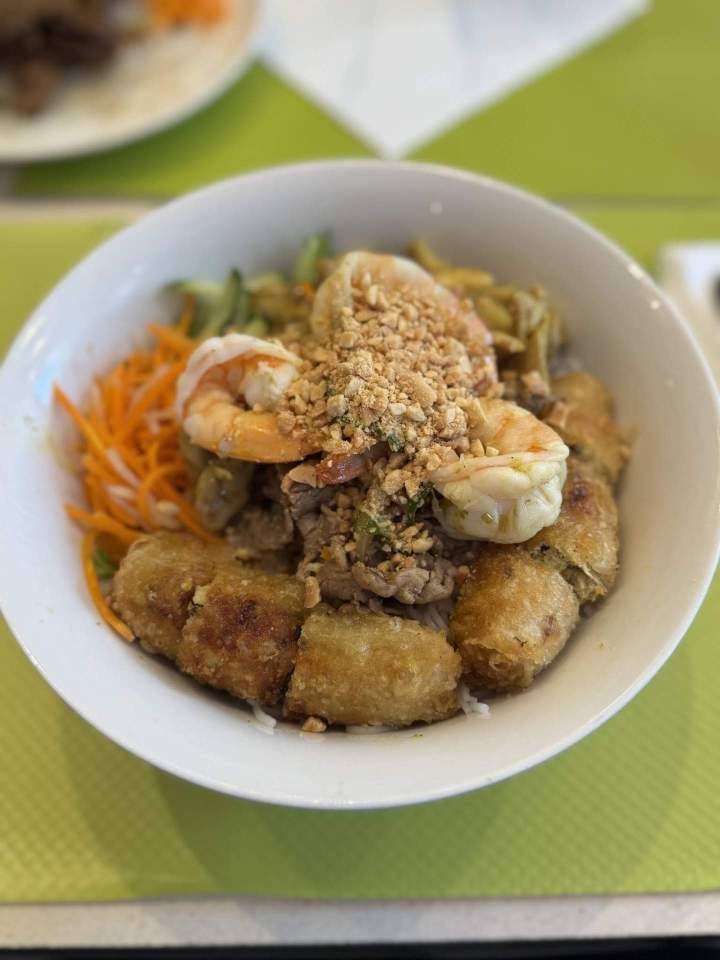 Plat de bún chả giò Paris
